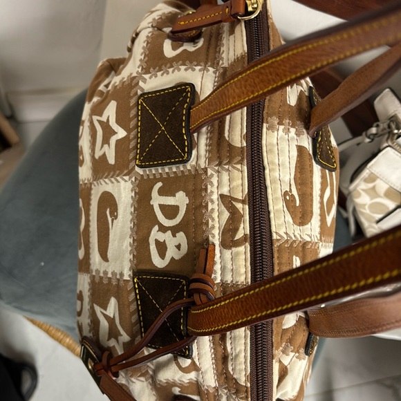 Dooney & Bourke Tan and White Shoulder Bag - Picture 3 of 16